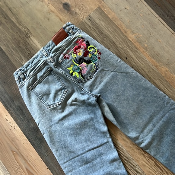 Original Denim by EXIT Jeans in Light Wash with Embroidered Back Pocket Size: 26 - Picture 11 of 16